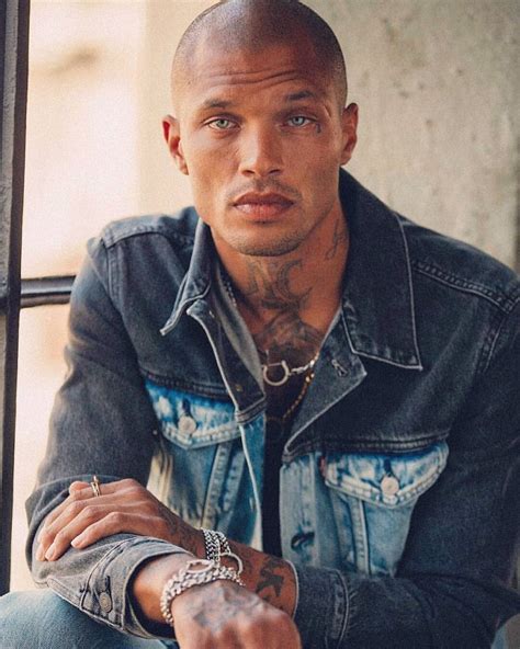 Jun 21, 2014 · Jeremy Meeks, 30, was arrested on five charges of illegal weapon possession and one relating to gangs but that didn’t stop thousands of women and men swooning at his picture.
